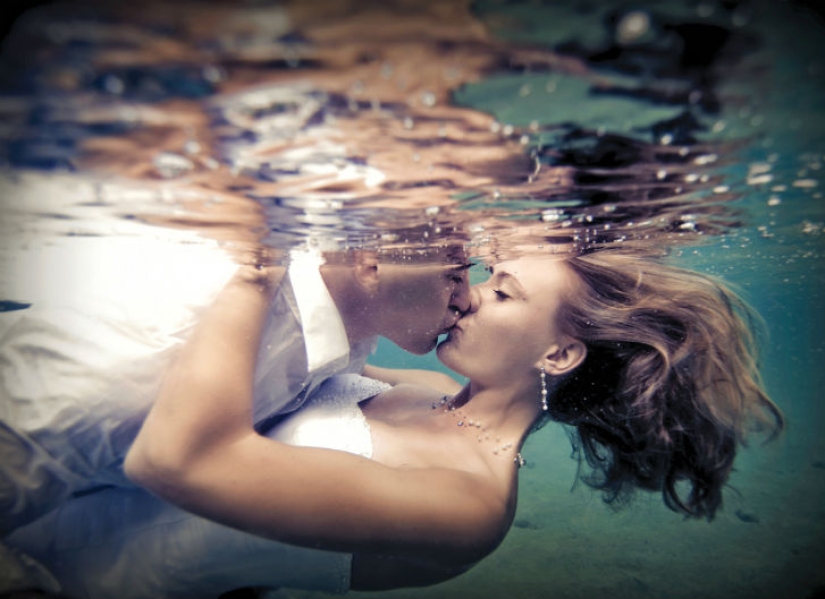 Dress in the trash - freaky wedding photography trend
