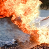 Dress in the trash - freaky wedding photography trend Dress in the trash - freaky wedding photography trend