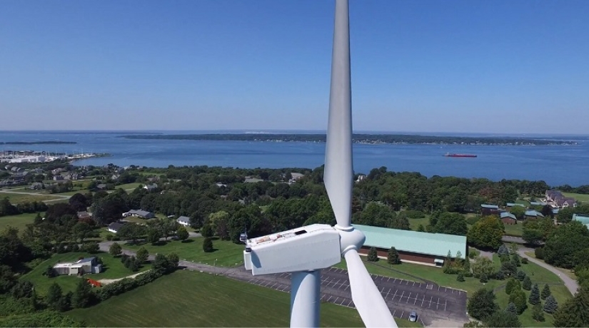 Drone captado tomando el sol en un molino de viento