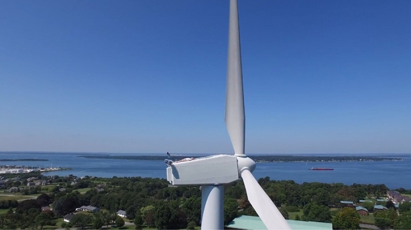 Drone captado tomando el sol en un molino de viento