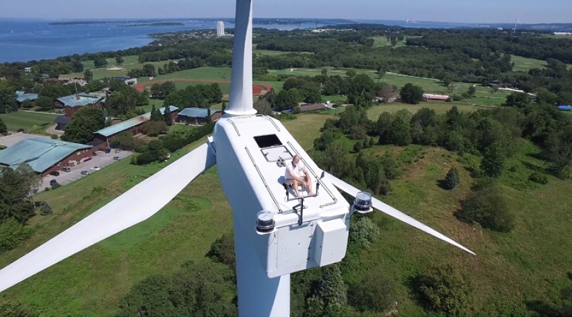 Drone captado tomando el sol en un molino de viento