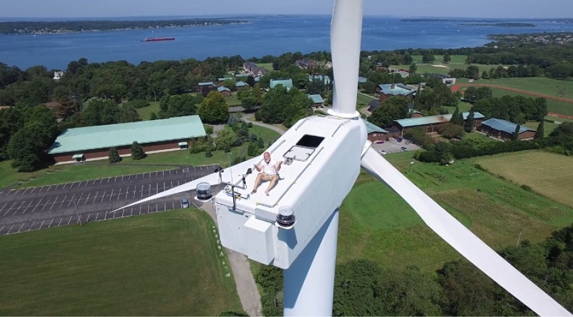 Drone captado tomando el sol en un molino de viento