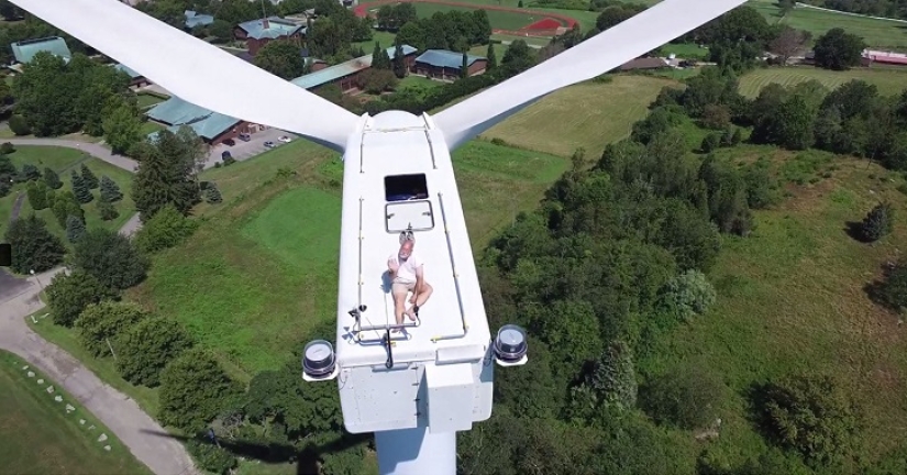 Drone captado tomando el sol en un molino de viento