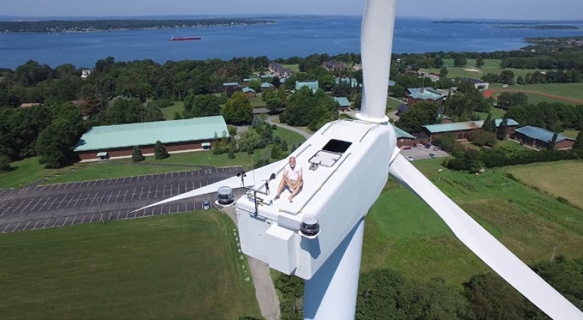 Drone captado tomando el sol en un molino de viento