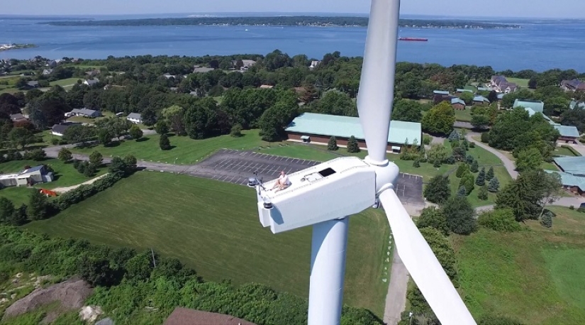 Drone captado tomando el sol en un molino de viento