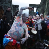 Druidas, paganos y danzas rituales: cómo es el solsticio de invierno en Stonehenge