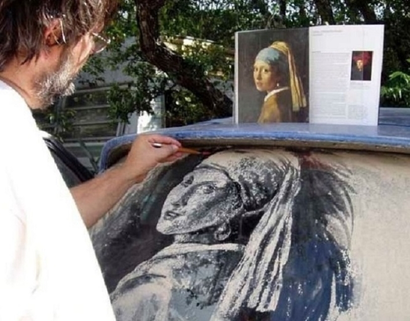 Dusty work: the artist paints cool paintings on dirty car windows Dusty work: the artist paints cool paintings on dirty car windows