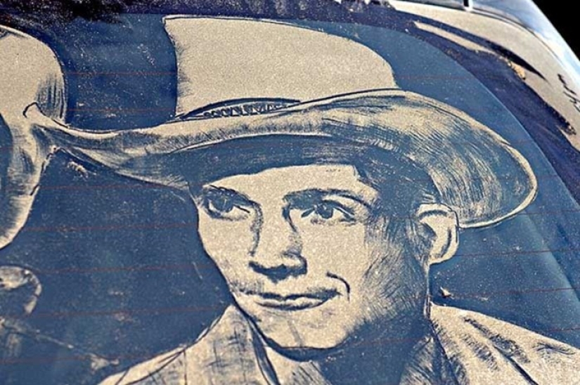 Dusty work: the artist paints cool paintings on dirty car windows Dusty work: the artist paints cool paintings on dirty car windows