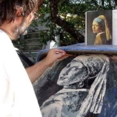 Dusty work: the artist paints cool paintings on dirty car windows