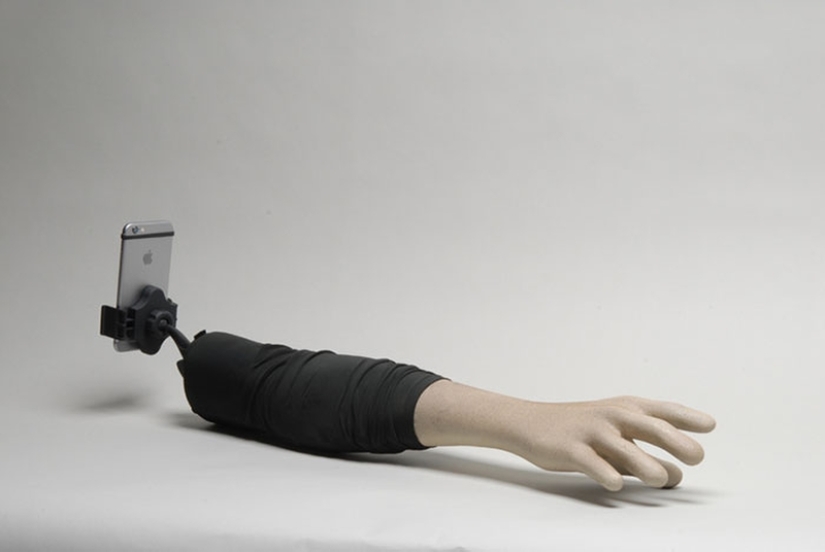 Eche una mano amiga: Selfie Stick de los artistas Crowe y Schnee
