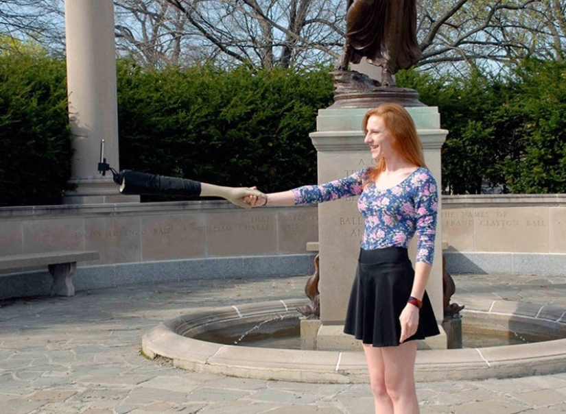 Eche una mano amiga: Selfie Stick de los artistas Crowe y Schnee
