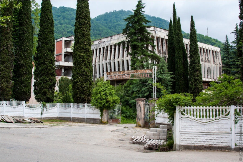 Edificios abandonados y devastación en Abjasia