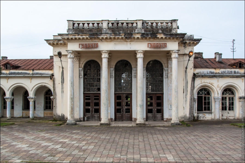 Edificios abandonados y devastación en Abjasia