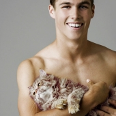 Efecto combinado: fotógrafo toma fotos hipnotizantes de bellezas semidesnudas con gatos