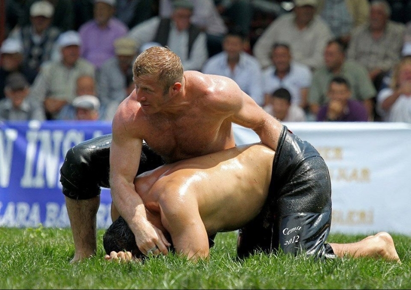 Eggs or life: why do Turkish men put their hands in each other's pants?
