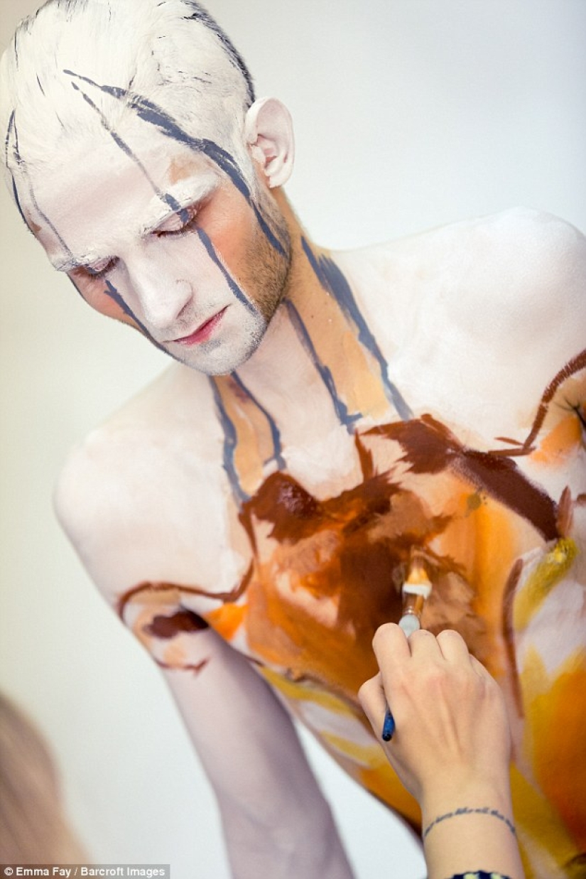 El artista convierte cuerpos desnudos en ilusiones ópticas con animales salvajes