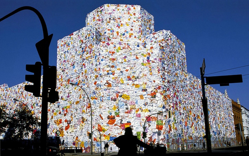 El artista Ha Schult envolvió la antigua oficina de correos de Berlín con miles de cartas de amor
