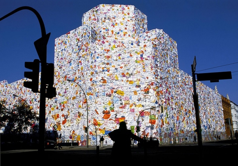 El artista Ha Schult envolvió la antigua oficina de correos de Berlín con miles de cartas de amor