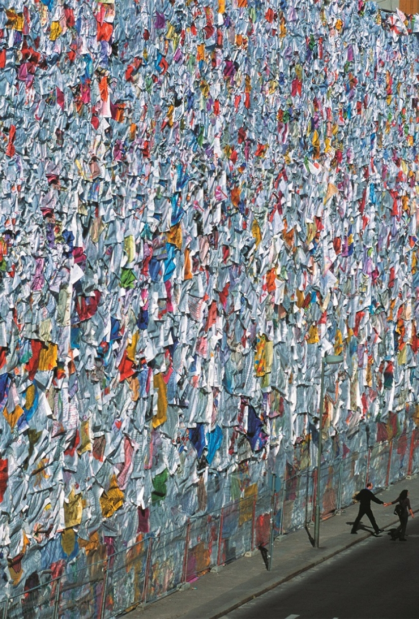 El artista Ha Schult envolvió la antigua oficina de correos de Berlín con miles de cartas de amor