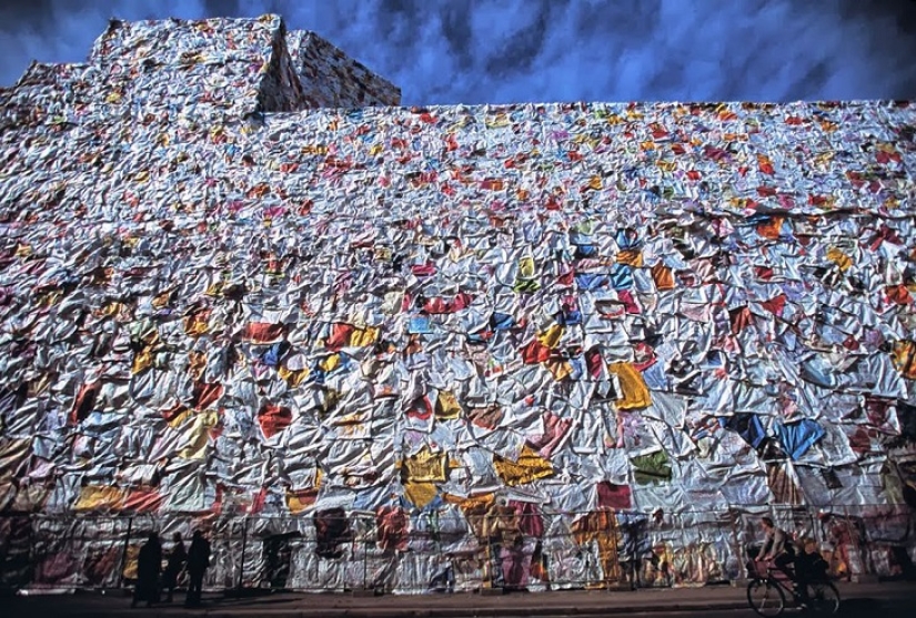 El artista Ha Schult envolvió la antigua oficina de correos de Berlín con miles de cartas de amor
