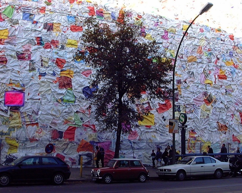 El artista Ha Schult envolvió la antigua oficina de correos de Berlín con miles de cartas de amor