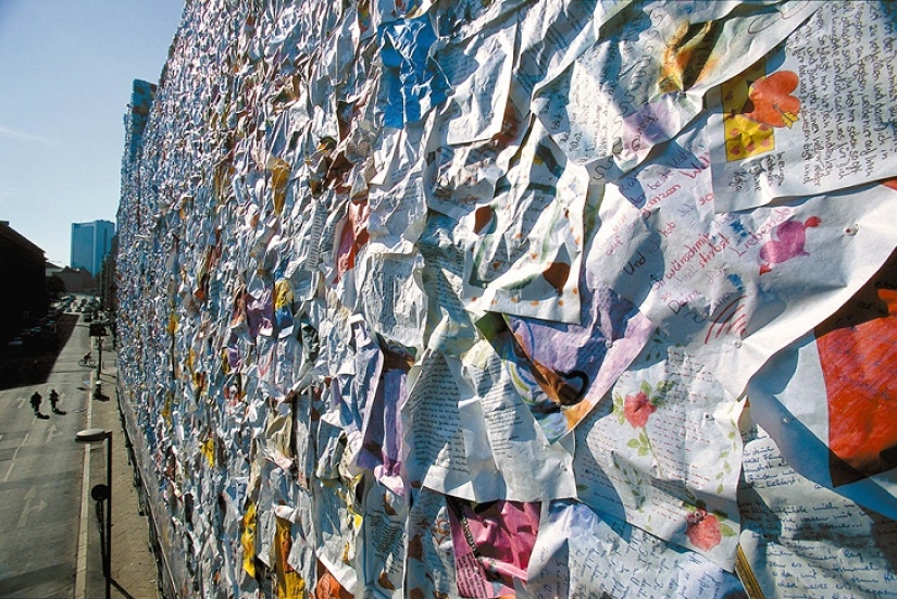 El artista Ha Schult envolvió la antigua oficina de correos de Berlín con miles de cartas de amor