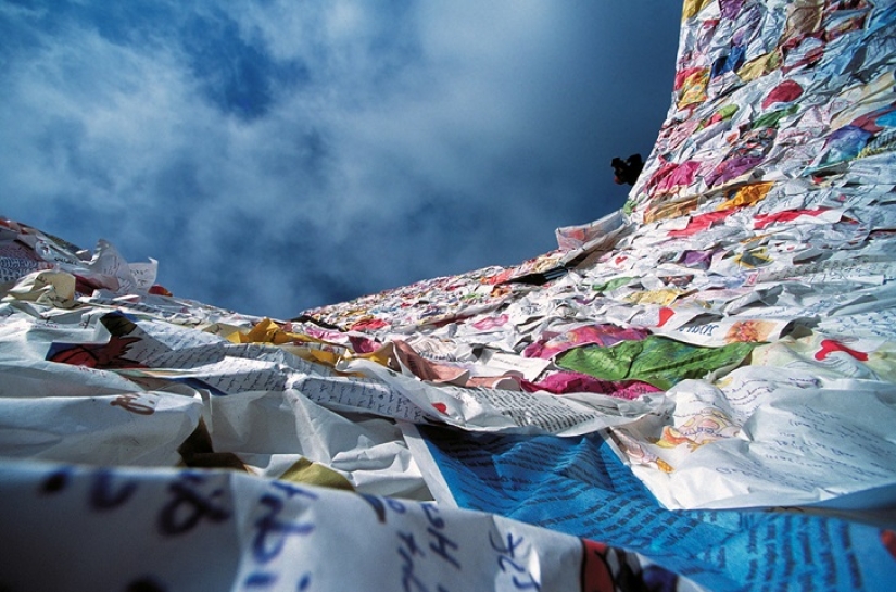 El artista Ha Schult envolvió la antigua oficina de correos de Berlín con miles de cartas de amor