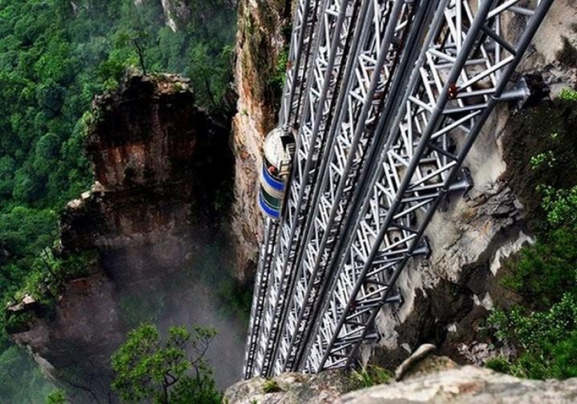 El Ascensor de los Cien Dragones es el ascensor al aire libre más alto del mundo.