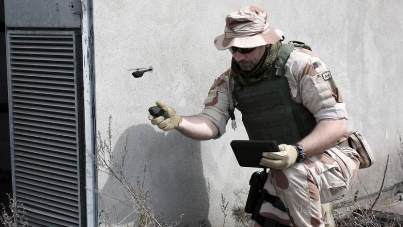 El Black Hornet es un dron helicóptero militar que cabe en la mano El Black Hornet es un dron helicóptero militar que cabe en la mano