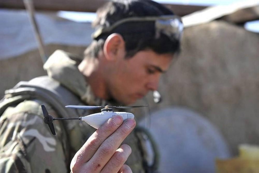 El Black Hornet es un dron helicóptero militar que cabe en la mano El Black Hornet es un dron helicóptero militar que cabe en la mano