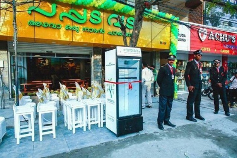El dueño del restaurante puso un refrigerador con comida en la calle para que las personas sin hogar pudieran comer El dueño del restaurante puso un refrigerador con comida en la calle para que las personas sin hogar pudieran comer