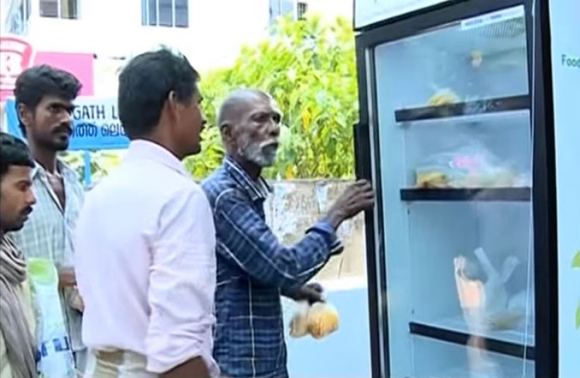 El dueño del restaurante puso un refrigerador con comida en la calle para que las personas sin hogar pudieran comer El dueño del restaurante puso un refrigerador con comida en la calle para que las personas sin hogar pudieran comer