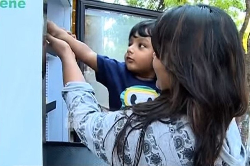 El dueño del restaurante puso un refrigerador con comida en la calle para que las personas sin hogar pudieran comer El dueño del restaurante puso un refrigerador con comida en la calle para que las personas sin hogar pudieran comer