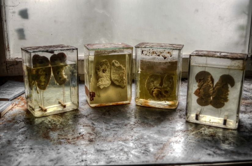 El espeluznante quirófano abandonado de un urólogo alemán ha permanecido intacto durante casi 30 años