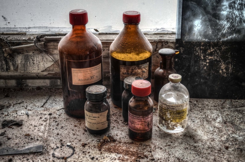 El espeluznante quirófano abandonado de un urólogo alemán ha permanecido intacto durante casi 30 años