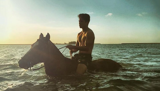 Él está a caballo, pero tú no: el príncipe musulmán es reconocido como el soltero más deseable del planeta Él está a caballo, pero tú no: el príncipe musulmán es reconocido como el soltero más deseable del planeta