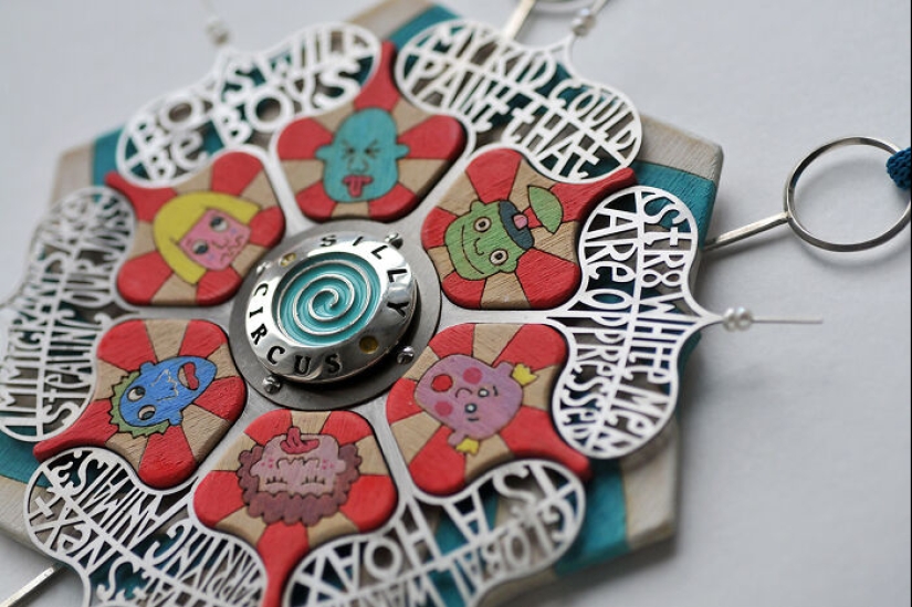 El extraordinario, colorido y único mundo de la joyería de la artista Katia Rabey, 'Rabeyka'