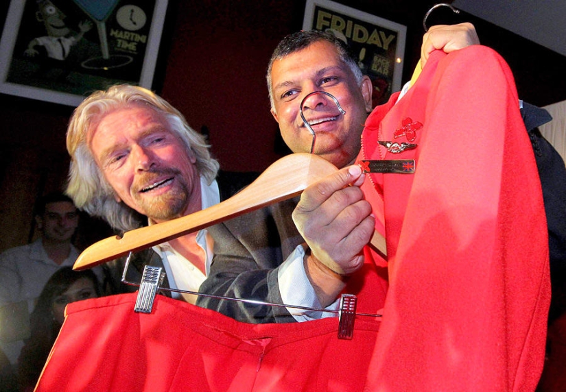 El hombre dijo, el hombre hizo: el director ejecutivo de Virgin, Richard Branson, se convierte en asistente de vuelo