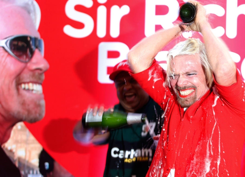 El hombre dijo, el hombre hizo: el director ejecutivo de Virgin, Richard Branson, se convierte en asistente de vuelo