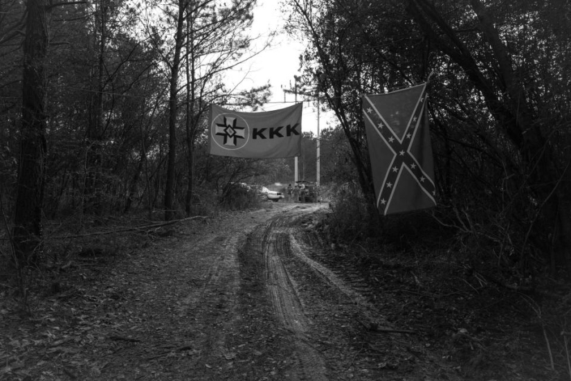 El Ku Klux Klan está vivo! El fotógrafo estudió la sociedad secreta desde adentro durante 11 años El Ku Klux Klan está vivo! El fotógrafo estudió la sociedad secreta desde adentro durante 11 años