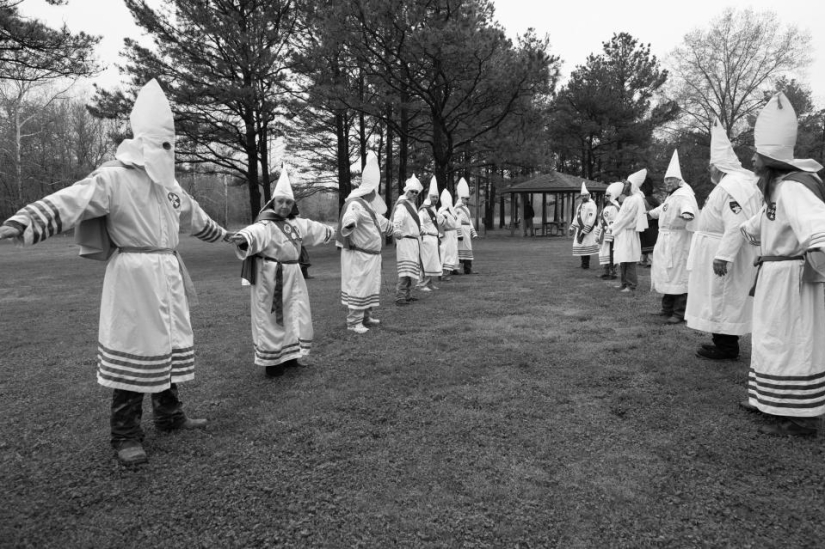 El Ku Klux Klan está vivo! El fotógrafo estudió la sociedad secreta desde adentro durante 11 años El Ku Klux Klan está vivo! El fotógrafo estudió la sociedad secreta desde adentro durante 11 años