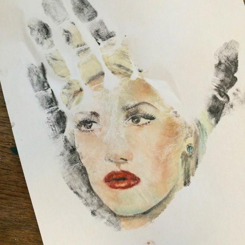 El maestro de escuela dibuja retratos increíblemente realistas en las palmas de sus manos y los usa como sello