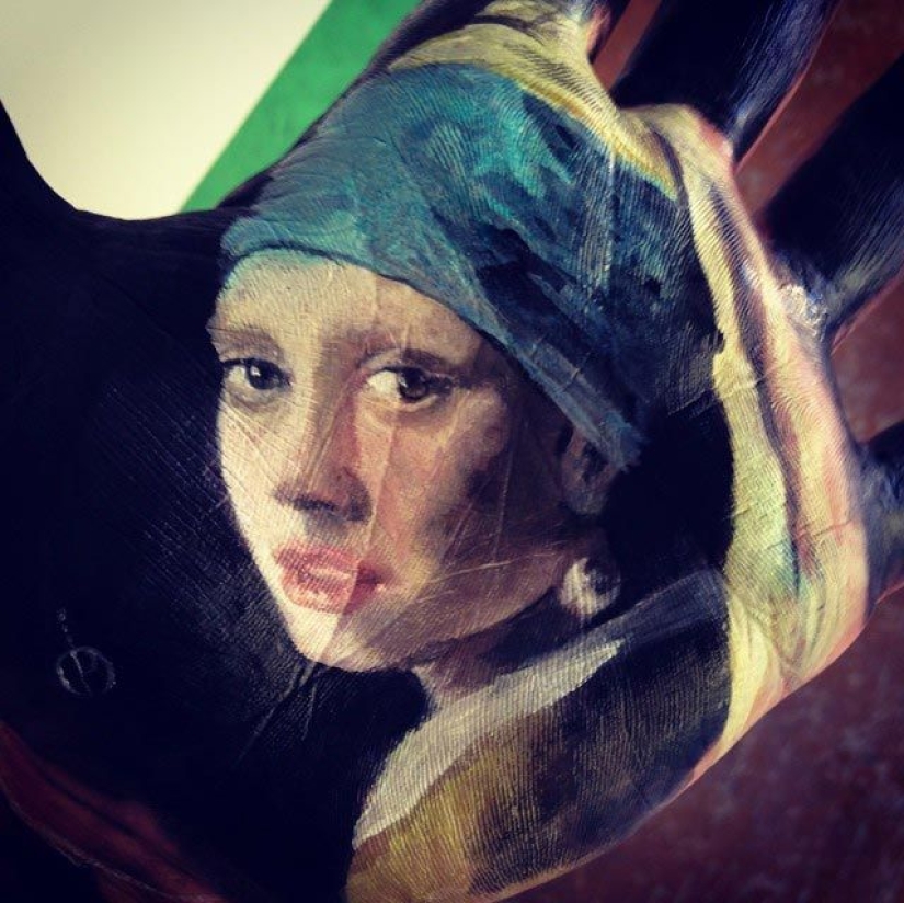 El maestro de escuela dibuja retratos increíblemente realistas en las palmas de sus manos y los usa como sello