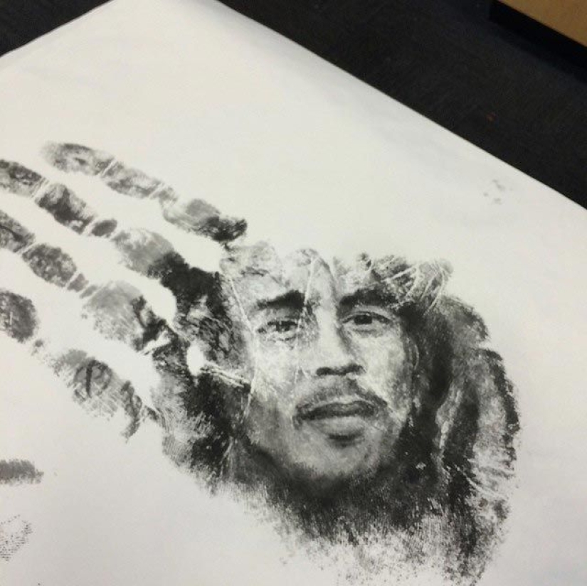 El maestro de escuela dibuja retratos increíblemente realistas en las palmas de sus manos y los usa como sello