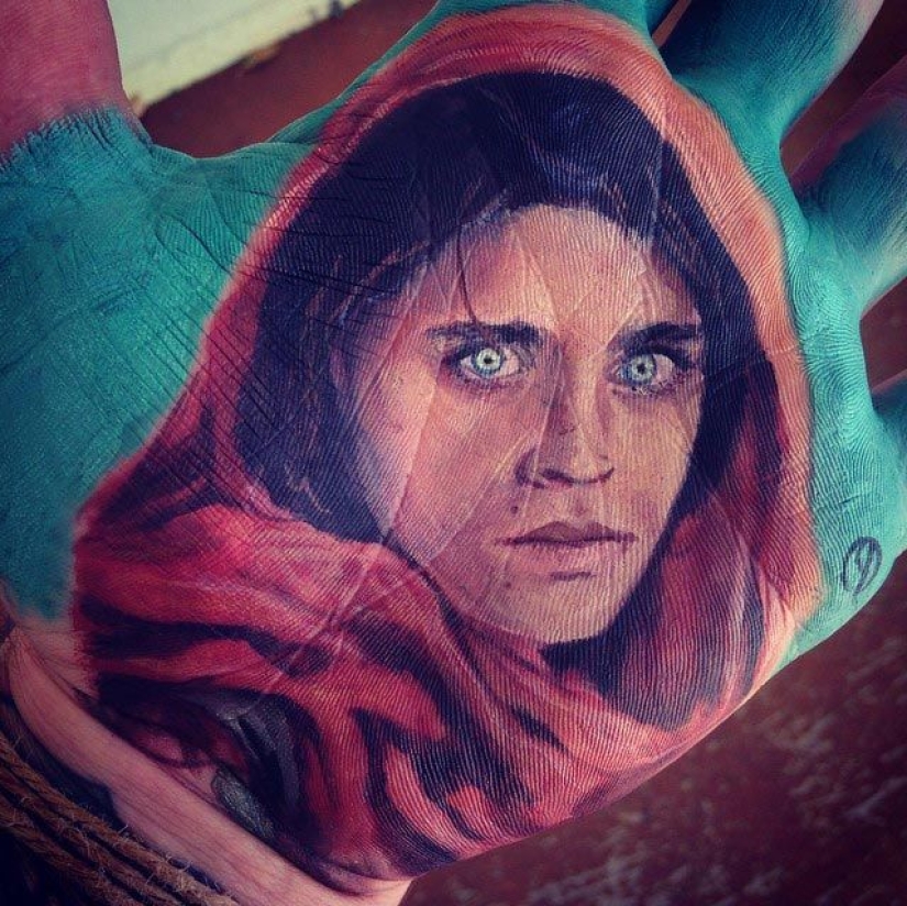El maestro de escuela dibuja retratos increíblemente realistas en las palmas de sus manos y los usa como sello
