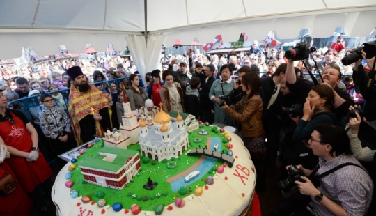 El pastel de Pascua más grande del mundo fue comido por 10 mil moscovitas