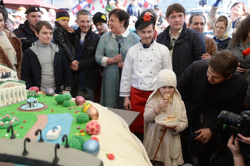 El pastel de Pascua más grande del mundo fue comido por 10 mil moscovitas