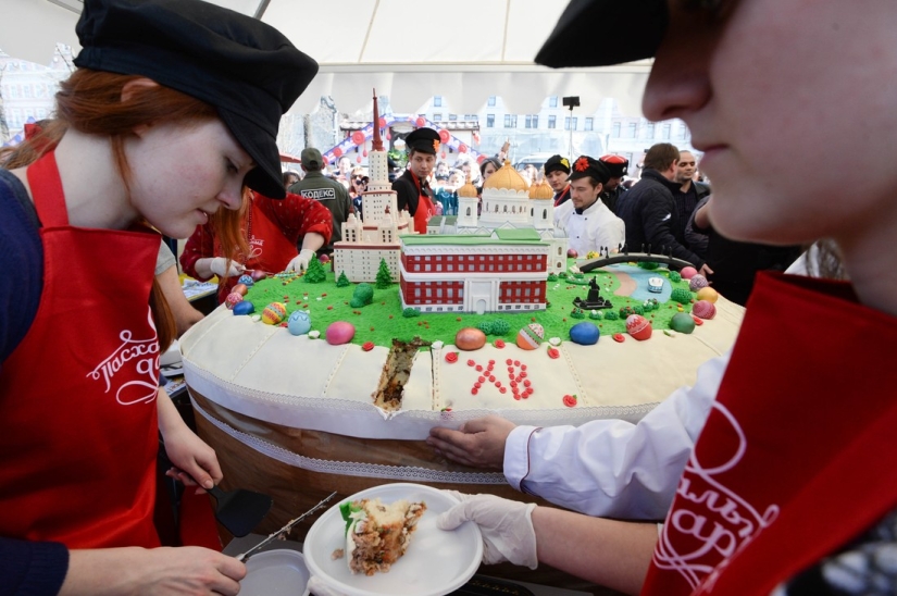 El pastel de Pascua más grande del mundo fue comido por 10 mil moscovitas