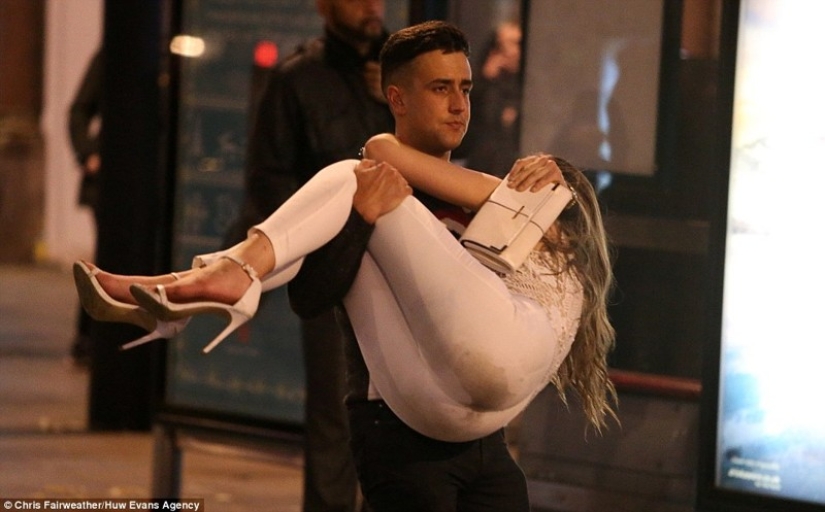 Embriaguez, peleas y lesiones: cómo se celebró el "Viernes del Brillo" en el Reino Unido Embriaguez, peleas y lesiones: cómo se celebró el "Viernes del Brillo" en el Reino Unido