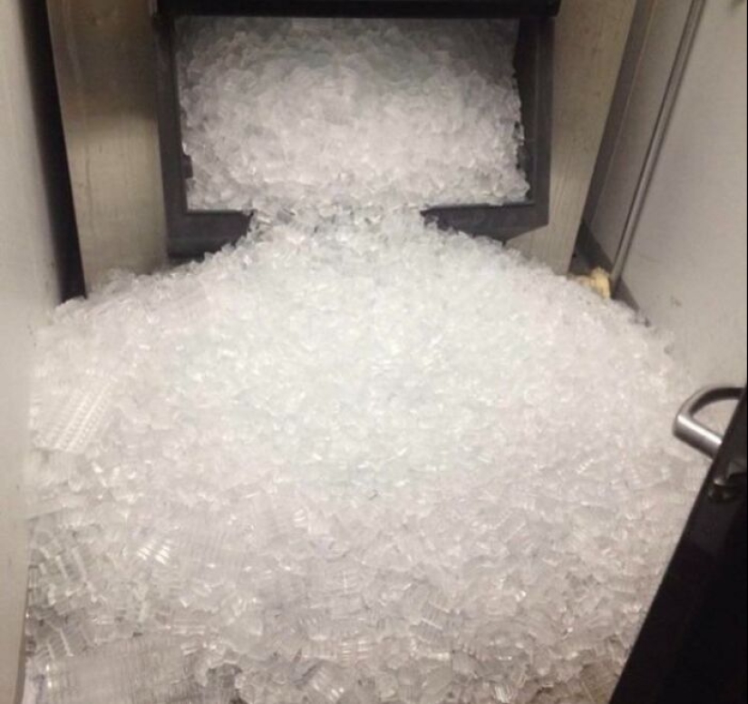 Employees Share Pics Of Workplace Disasters, Here Are The 10 Worst Ones Employees Share Pics Of Workplace Disasters, Here Are The 10 Worst Ones